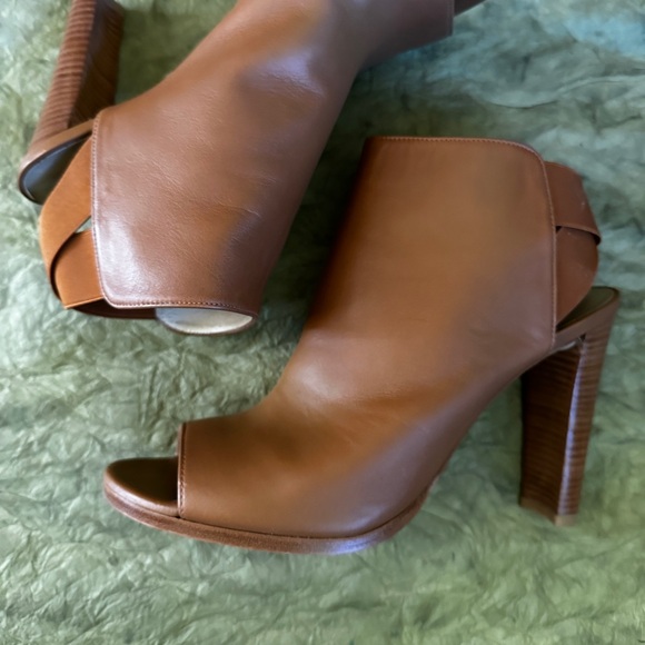 Stuart Weitzman “Hereitis” open toe bootie.  Medium brown, smooth leather.EUC - Picture 4 of 9